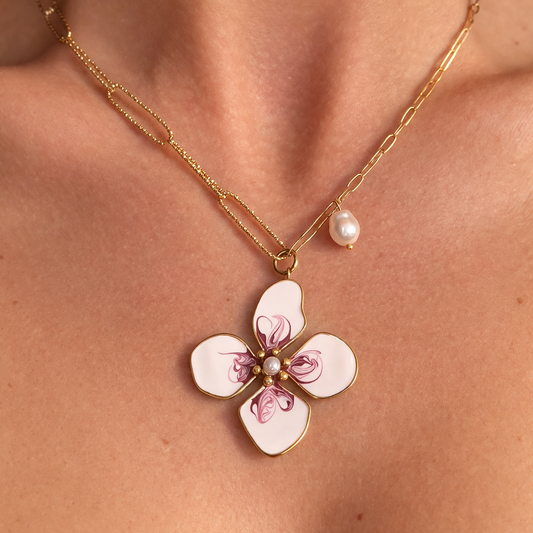 ტიტანის მოოქროვილი ყელსაბამი ყვავილის ფორმით