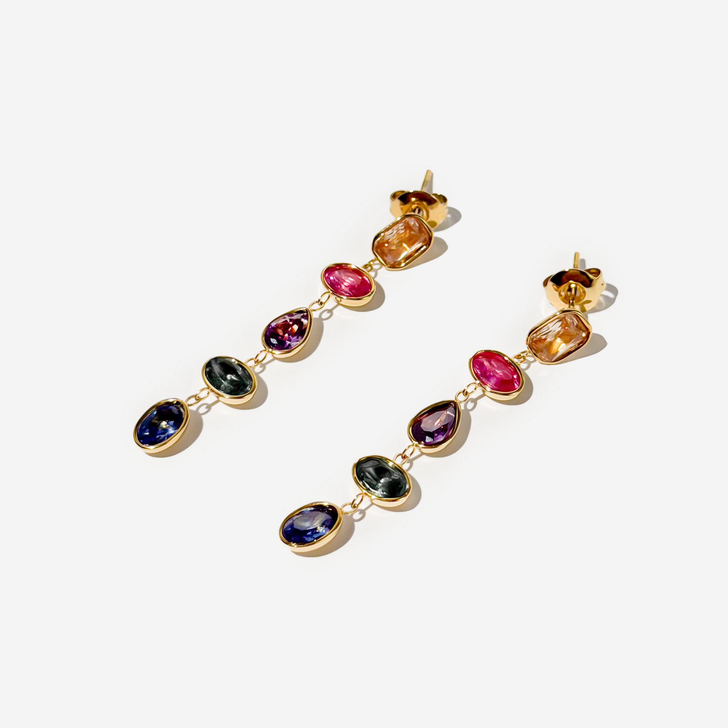 ტიტანის მოოქროვილი საყურე ფერადი თვლებით