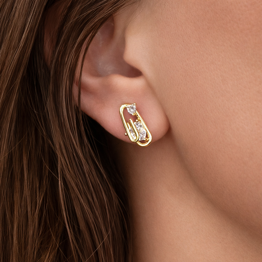 მოოქროვილი ტიტანის თეთრი საყურეები ქვებით