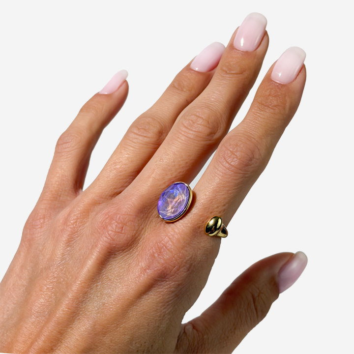 მოოქროვილი ტიტანის იასამნისფერი ქვებით მოპირკეთებული ბეჭედი