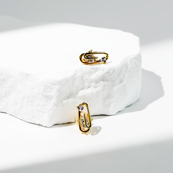 მოოქროვილი ტიტანის თეთრი საყურეები ქვებით